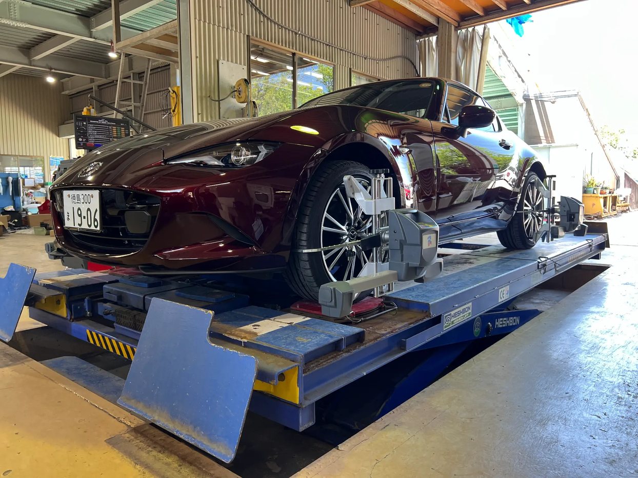 四輪アライメント測定装置で車両を調整する様子